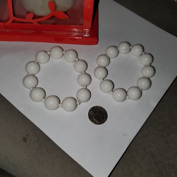2 vintage white beaded stretch bracelets EUC - Picture 4 of 4